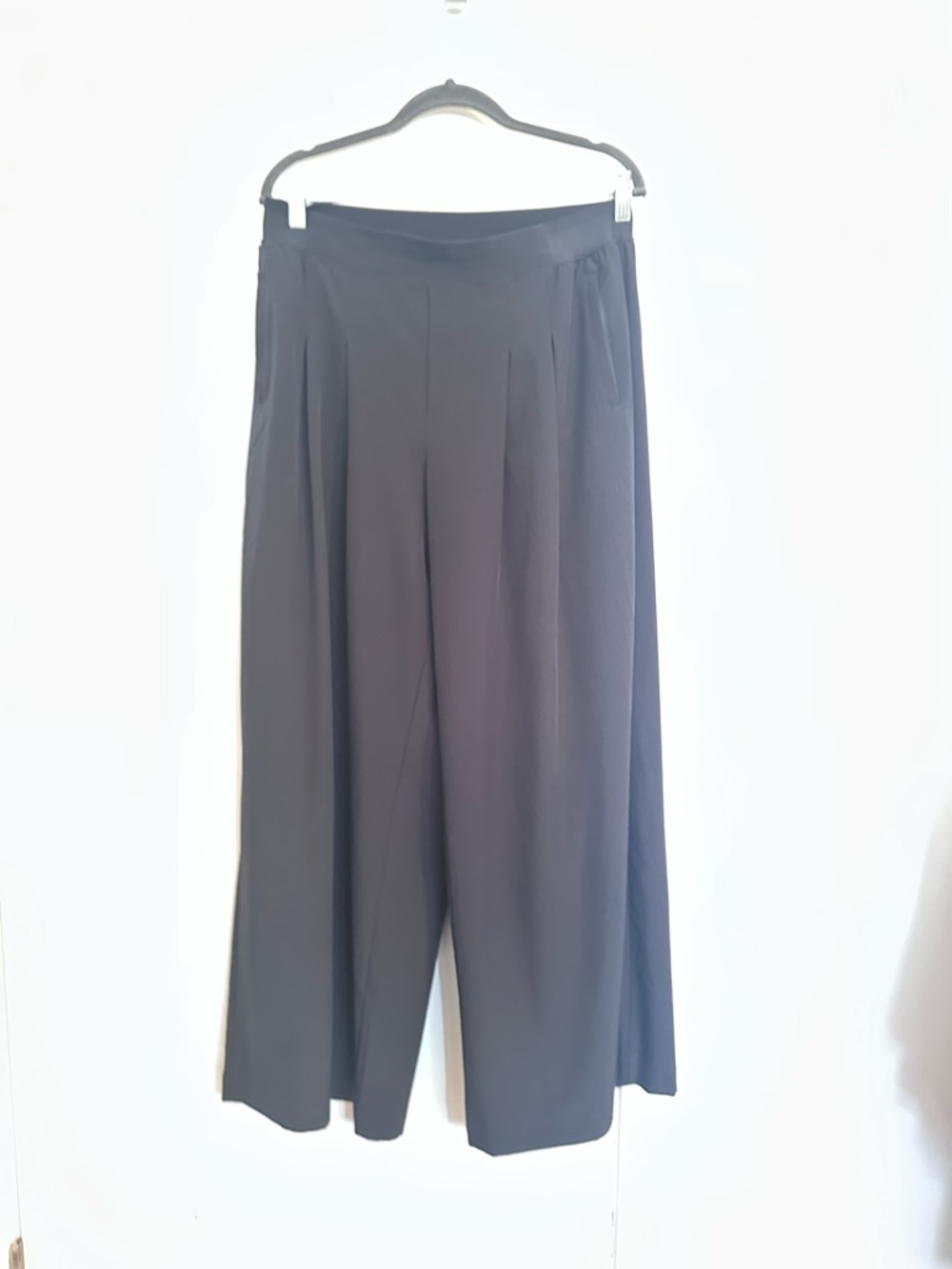 Mondetta Black Wide-Leg Pleated Trousers